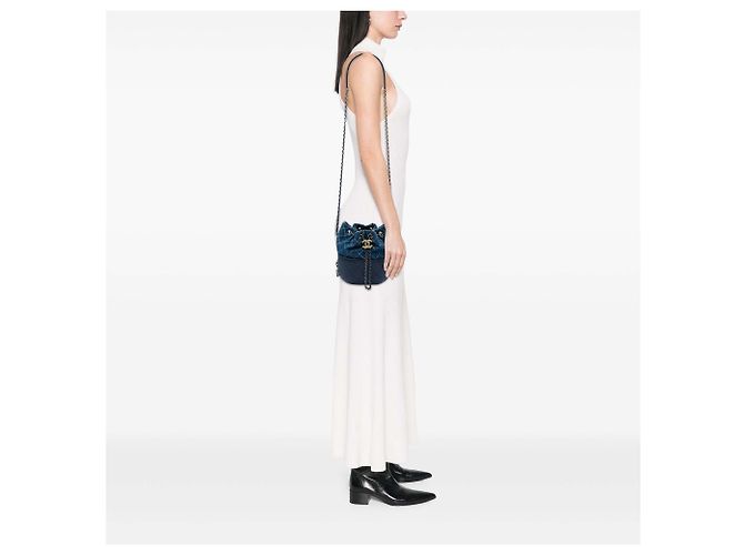 Borsa a secchiello Gabrielle Chanel in denim stampato blu e vitello trapuntato, Small - vista 5