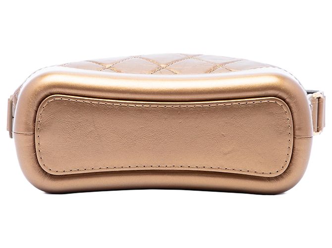 Chanel Gabrielle Hobo Small in pelle di vitello invecchiata metallizzata matelassé Marrone Bronzo - vista 3