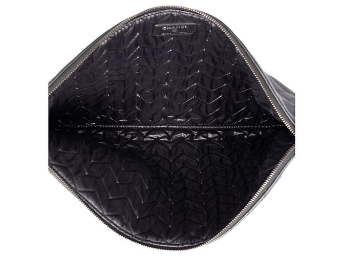 Chanel Black Large Diagonal Chevron Lambskin So Black Reissue 2.55 O Case Clutch Negro - vista 4