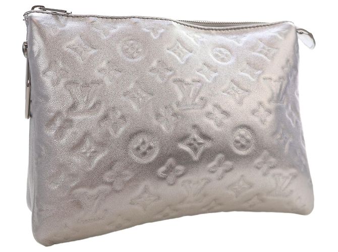 Louis Vuitton Silver Monogram Embossed Puffy Lambskin Coussin PM Argenté - vue 11
