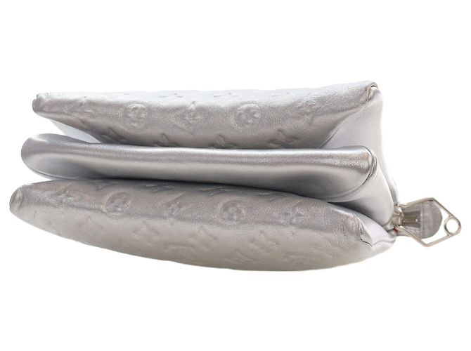 Louis Vuitton Silver Monogram Embossed Puffy Lambskin Coussin PM Argenté - vue 14