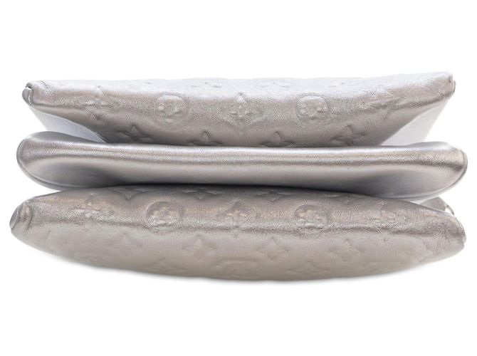 Louis Vuitton Silver Monogram Embossed Puffy Lambskin Coussin PM Argenté - vue 3