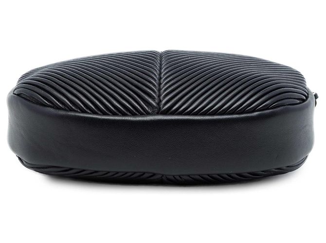 Bolso Camera Oval Plisado de Piel de Cordero Chevron Negro Chanel - vista 3