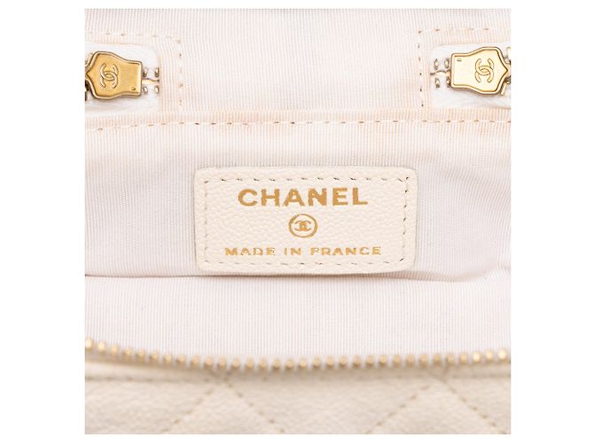 Estojo de Maquilhagem Chanel White Mini CC Quilted Caviar Chain Zip Around Vanity Case Branco Cru - vista 5