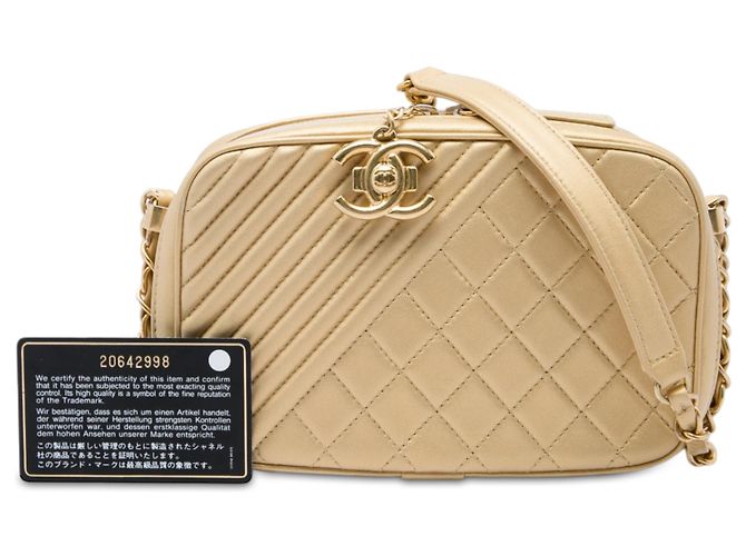 Bolsa Chanel Coco Boy Camera Small em pele de cordeiro acolchoada dourada Dourado - vista 7