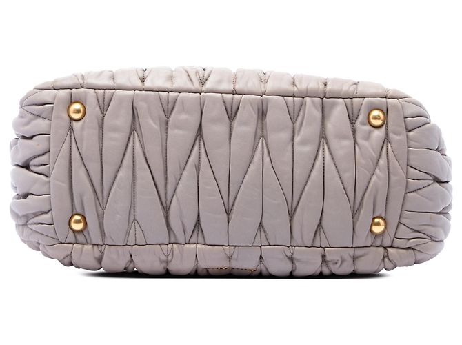 Miu Miu Beige Matelassé Nappa Turnlock Tote - Ansicht 3