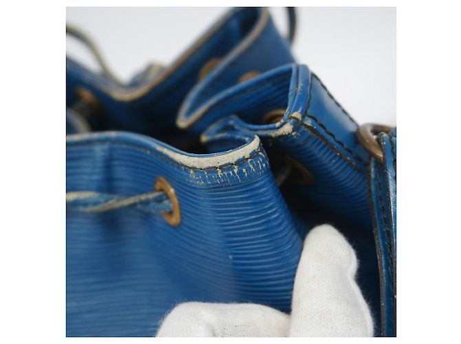 Noe Borsa a tracolla Louis Vuitton Epi Petit Noé Blu - vista 7