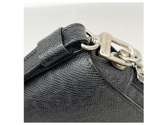 Bolsa de Mão Louis Vuitton Taiga Baikal Cinza - vista 9