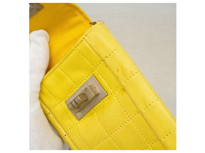 Borsa a tracolla Chanel 2.55 in pelle d'agnello gialla Giallo - vista 9