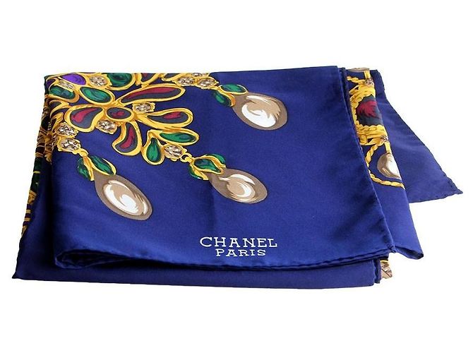 Lenço Chanel de seda estampado joias Azul Verde Roxo Gold hardware - vista 2