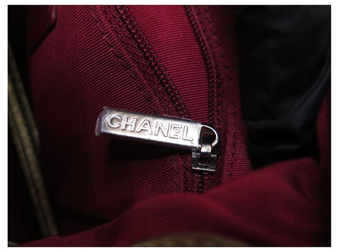 BOLSA DE MÃO CHANEL GABRIELLE PM EM COURO MATELASSÉ DOURADO COM ALÇA - vista 10