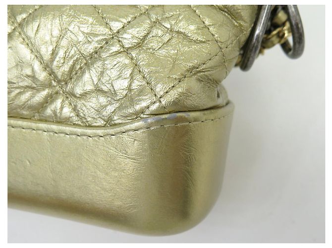 BOLSA DE MÃO CHANEL GABRIELLE PM EM COURO MATELASSÉ DOURADO COM ALÇA - vista 11