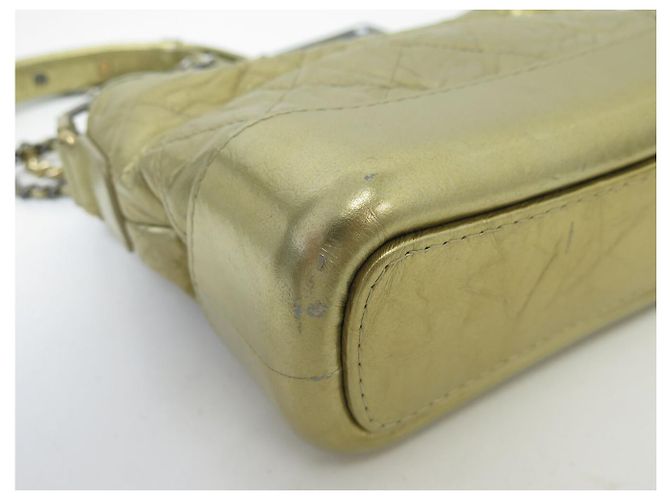 BOLSA DE MÃO CHANEL GABRIELLE PM EM COURO MATELASSÉ DOURADO COM ALÇA - vista 12