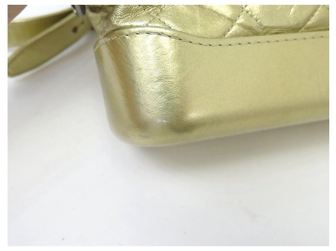 BOLSA DE MÃO CHANEL GABRIELLE PM EM COURO MATELASSÉ DOURADO COM ALÇA - vista 14