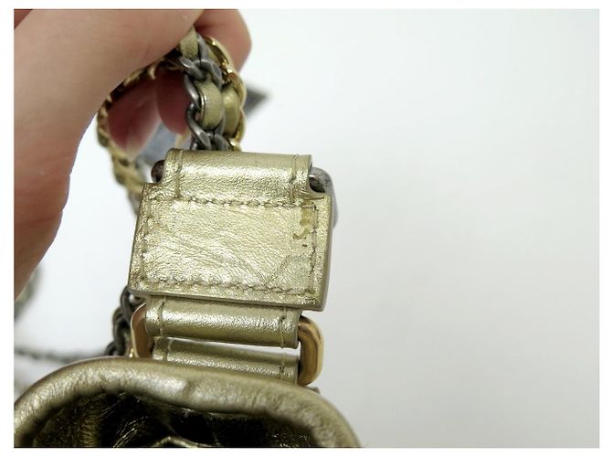 BOLSA DE MÃO CHANEL GABRIELLE PM EM COURO MATELASSÉ DOURADO COM ALÇA - vista 15