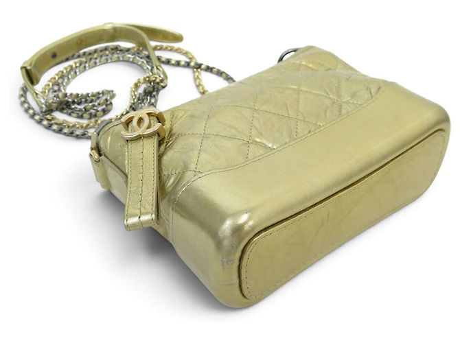 BOLSA DE MÃO CHANEL GABRIELLE PM EM COURO MATELASSÉ DOURADO COM ALÇA - vista 3