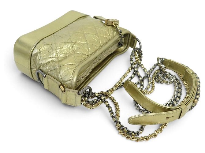 BOLSA DE MÃO CHANEL GABRIELLE PM EM COURO MATELASSÉ DOURADO COM ALÇA - vista 4
