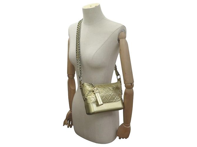 BOLSA DE MÃO CHANEL GABRIELLE PM EM COURO MATELASSÉ DOURADO COM ALÇA - vista 5