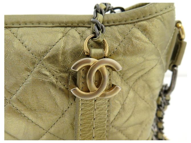 BOLSA DE MÃO CHANEL GABRIELLE PM EM COURO MATELASSÉ DOURADO COM ALÇA - vista 6