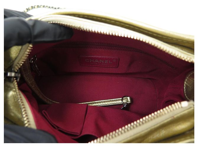 BOLSA DE MÃO CHANEL GABRIELLE PM EM COURO MATELASSÉ DOURADO COM ALÇA - vista 7
