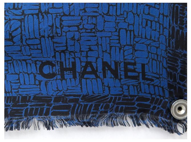 NEUES CHANEL LOGO CC SEIDENTUCH IN BLAU MIT FRANSEN CARRE BLUE SILK SCARF - Ansicht 6