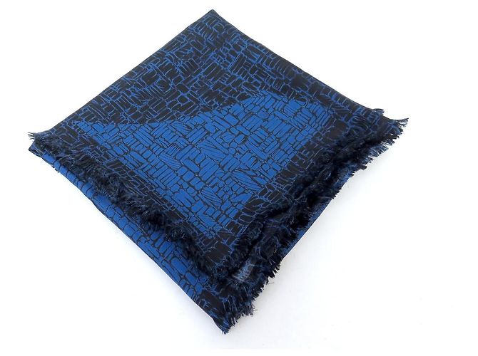 NEUES CHANEL LOGO CC SEIDENTUCH IN BLAU MIT FRANSEN CARRE BLUE SILK SCARF - Ansicht 7