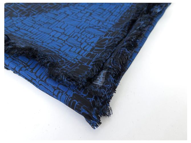 NEUES CHANEL LOGO CC SEIDENTUCH IN BLAU MIT FRANSEN CARRE BLUE SILK SCARF - Ansicht 8