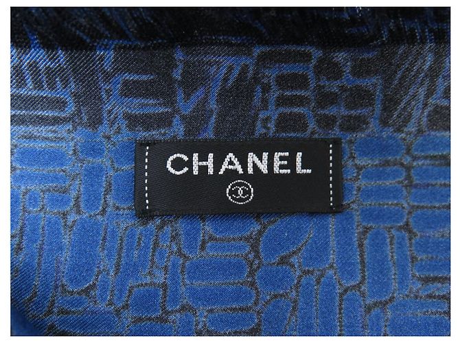NEUES CHANEL LOGO CC SEIDENTUCH IN BLAU MIT FRANSEN CARRE BLUE SILK SCARF - Ansicht 9
