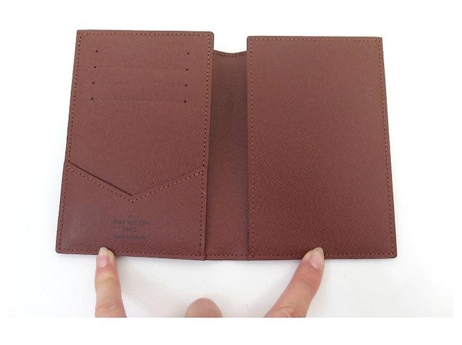NOVA CAPA DE PASSAPORTE LOUIS VUITTON POCHETTE M64502 EM TOILE MONOGRAM Marrom - vista 5