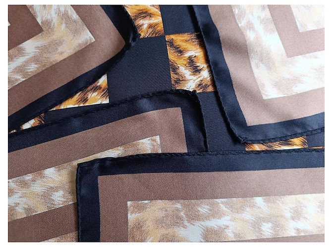 Pañuelo de seda Fendi estampado leopardo y ajedrez Castaño Negro Estampado de leopardo - vista 3