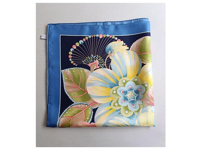 Pañuelo de Seda Salvatore Ferragamo Estampado Floral Rosa Blanco Azul Verde Crudo Amarillo - vista 2