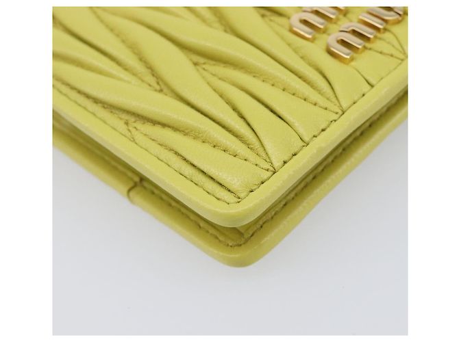 Portafoglio Miu Miu Matelassé in pelle giallo tono oro Auth 206670M - vista 14