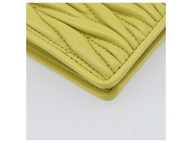 Portafoglio Miu Miu Matelassé in pelle giallo tono oro Auth 206670M - vista 16