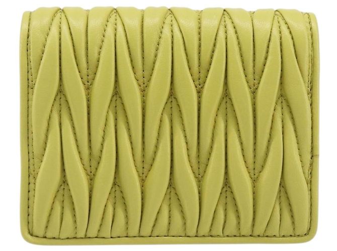 Portafoglio Miu Miu Matelassé in pelle giallo tono oro Auth 206670M - vista 2