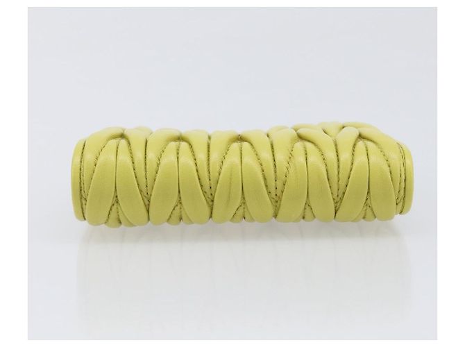 Portafoglio Miu Miu Matelassé in pelle giallo tono oro Auth 206670M - vista 5