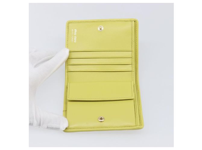 Portafoglio Miu Miu Matelassé in pelle giallo tono oro Auth 206670M - vista 8