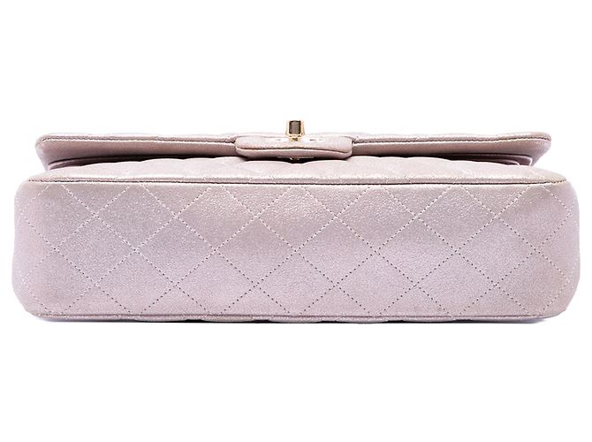 Bolsa de Ombro Chanel Medium Classic Double Flap em pele de cordeiro iridescente rosa - vista 3