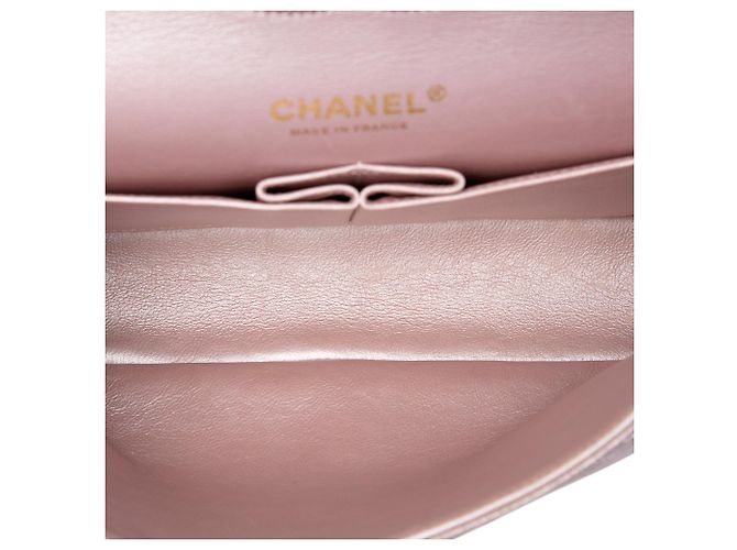 Bolsa de Ombro Chanel Medium Classic Double Flap em pele de cordeiro iridescente rosa - vista 4