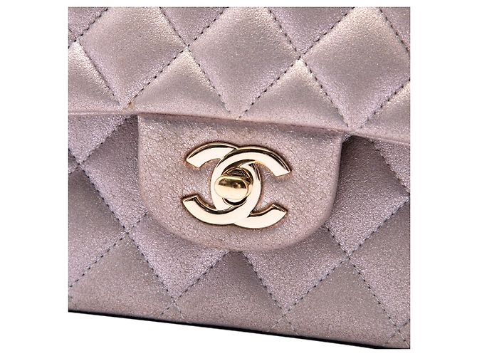 Bolsa de Ombro Chanel Medium Classic Double Flap em pele de cordeiro iridescente rosa - vista 5