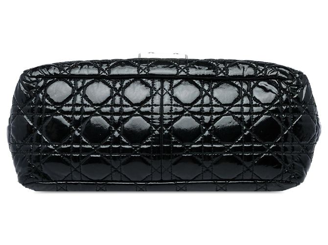 Dior New Lock Schultertasche aus Lackleder Cannage in Schwarz - Ansicht 3