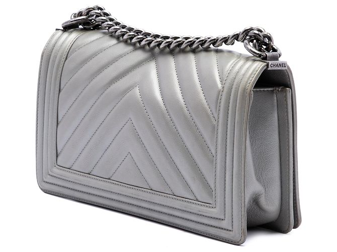 Borsa a tracolla Chanel Boy Flap Old Medium Chevron Caviar Argento - vista 2