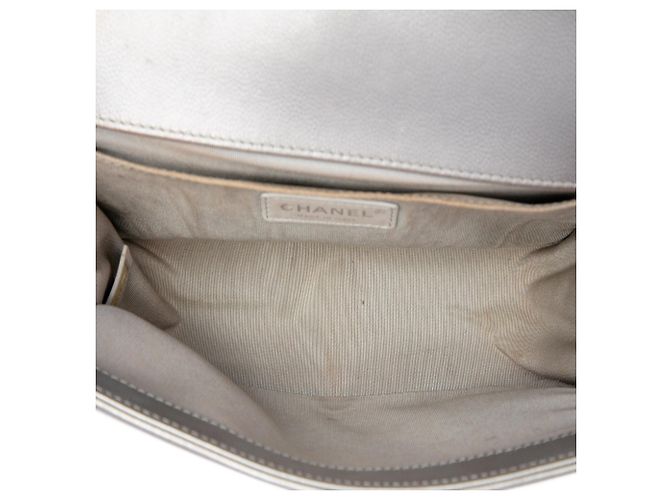 Borsa a tracolla Chanel Boy Flap Old Medium Chevron Caviar Argento - vista 4