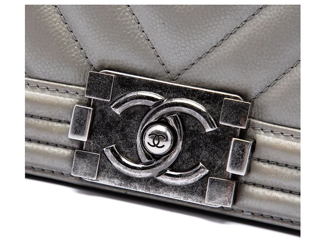 Borsa a tracolla Chanel Boy Flap Old Medium Chevron Caviar Argento - vista 5