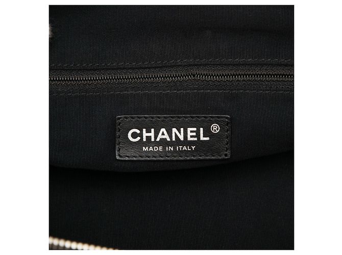 Borsa Bowling Chanel Chic Quilt in vitello iridescente matelassé nera Nero - vista 5