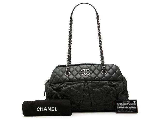 Borsa Bowling Chanel Chic Quilt in vitello iridescente matelassé nera Nero - vista 7
