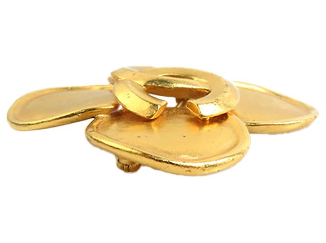 Broche trèfle Chanel CC plaquée or doré - vue 2