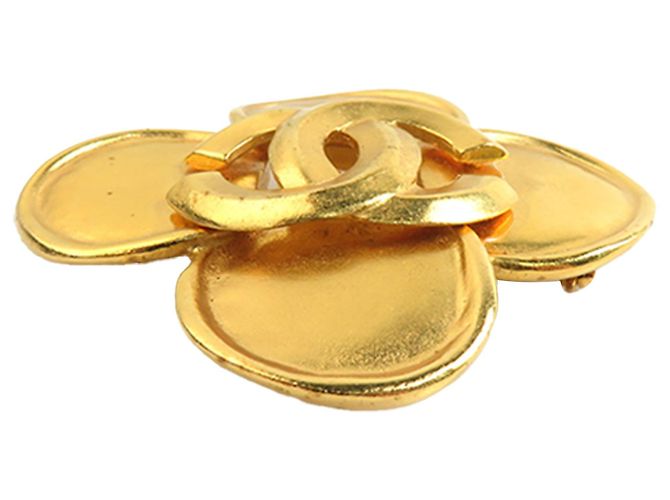 Broche trèfle Chanel CC plaquée or doré - vue 5