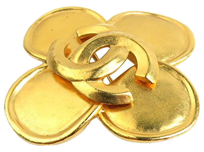 Broche trèfle Chanel CC plaquée or doré - vue 6