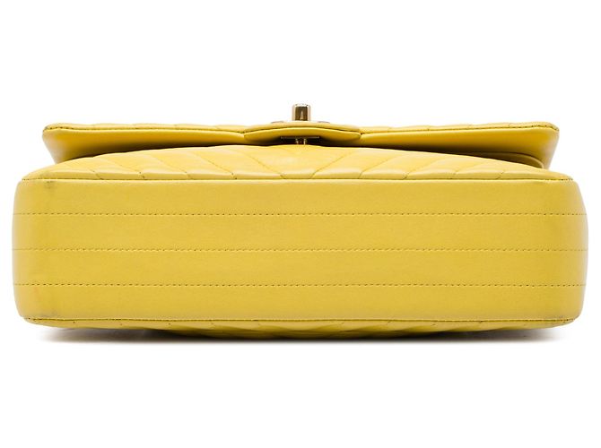 Gelbe Chanel Medium Classic Chevron Schultertasche aus Lammleder mit doppeltem Verschluss - Ansicht 3
