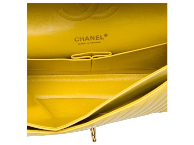 Gelbe Chanel Medium Classic Chevron Schultertasche aus Lammleder mit doppeltem Verschluss - Ansicht 4